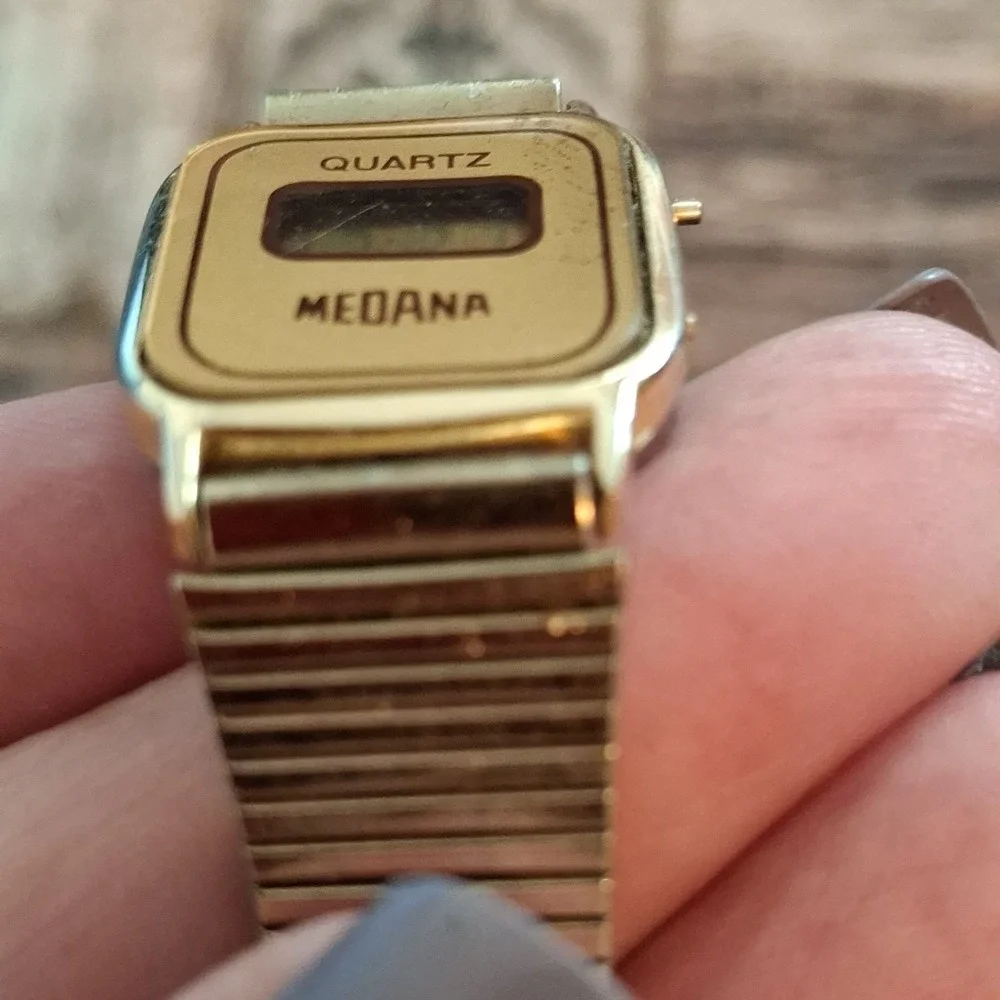 Medana Womens Goldtone Digital Quartz Watch W/ Expansion Band.